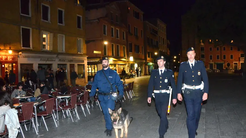 Interpress/Mazzega Venezia, 20.04.2016.- Polizia Locale, Controlli in Campo Santa Margherita