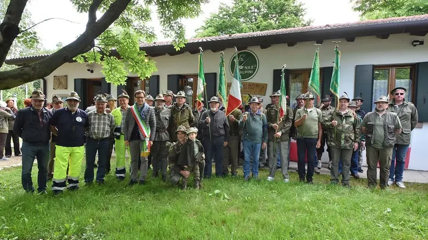 COLUCCI - DINO TOMMASELLA - SAN DONA' DI PIAVE - IL GRUPPO DEGLI ALPINI NELLA TAPPA DI SAN DONA' PRESSO LA SEDE DELLA SEZIONE CITTADINA