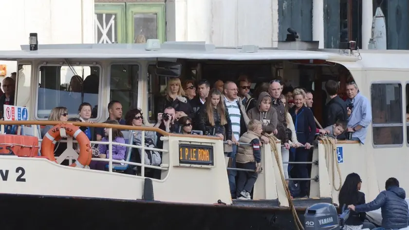 Interpress/Mazzega Carrai Venezia, 18.04.2014.- Turismo Pasquale, imbarcaderi e vaporetti ACTV presi d'assalto da turisti e veneziani.-