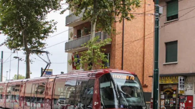 Nuova segnaletica stradale alla fine di via Cappuccina all'imbocco del sottopasso del tram, Mestre