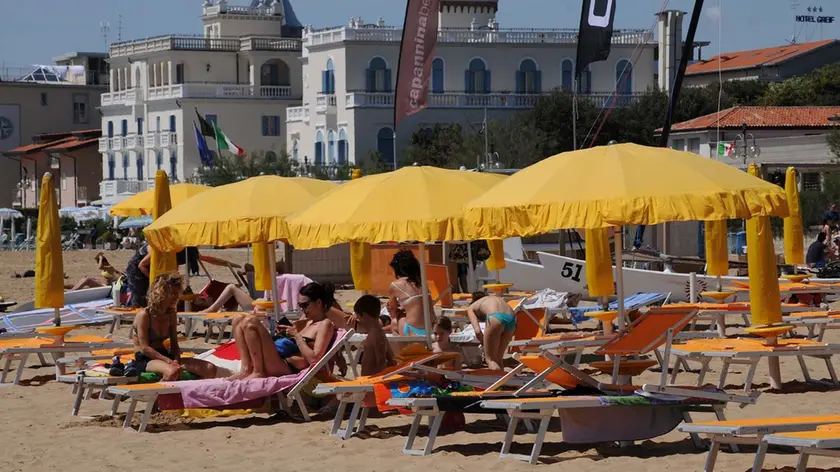 COLUCCI - DINO TOMMASELLA -JESOLO LIDO - spiaggia affollata e prime tintarelle con bagno