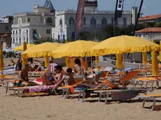 COLUCCI - DINO TOMMASELLA -JESOLO LIDO - spiaggia affollata e prime tintarelle con bagno