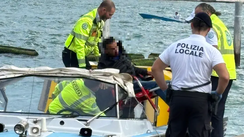 Il ladro caricato in ambulanza