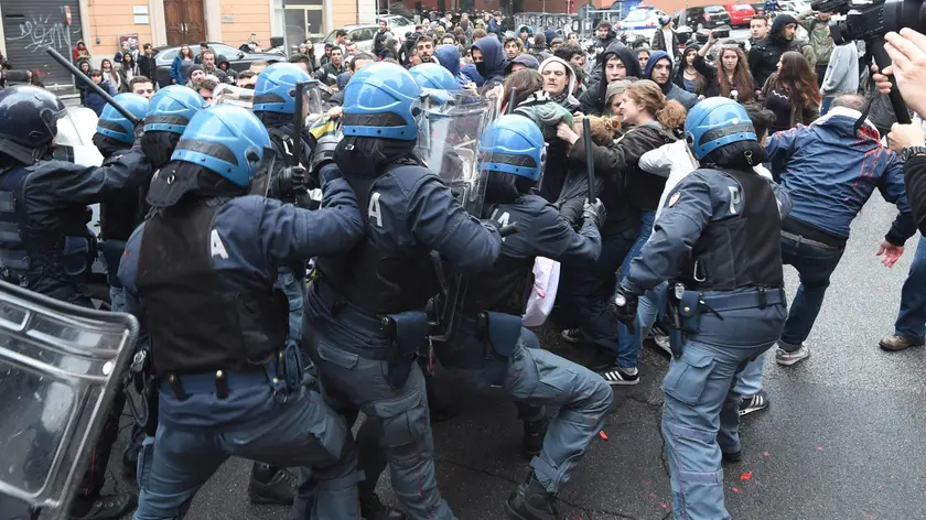 Tafferugli tra studenti e polizia ANSA/GIORGIO BENVENUTI