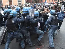 Tafferugli tra studenti e polizia ANSA/GIORGIO BENVENUTI