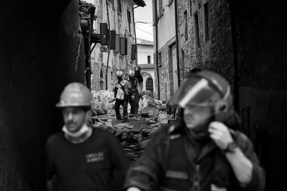 24 Agosto 2016 - Terremoto Amatrice - Addetti delle forze dell'ordine controllano lo stato dei luoghi.