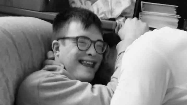 Un abbraccio tra Norbert e il papà Manuele