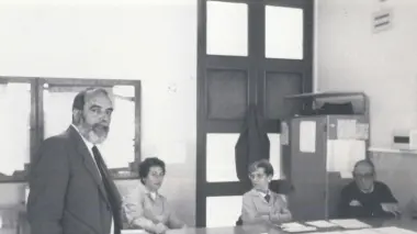 Lo storico bidello, Grazioso, e a destra cerimonia inaugurale nel 1940. Sotto il preside Roberto Gaudio
