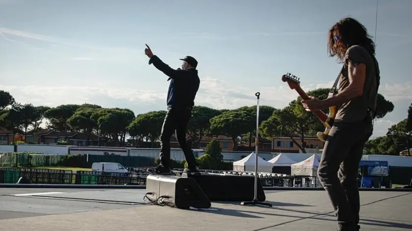 Lo scatto pubblicato da Vasco Rossi sul suo profilo Instagram, sullo sfondo Bibione