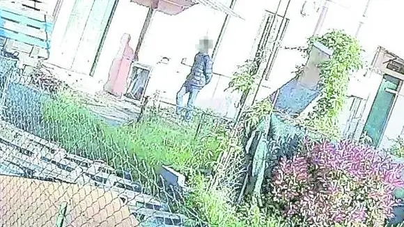 Un uomo ripreso mentre entra all’interno della proprietà in via Cavalieri di Vittorio Veneto