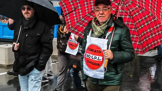 IL CORTEO DELLA MANIFESTAZIONE NO GPL LUNGO LE STRADE DI CHIOGGIA