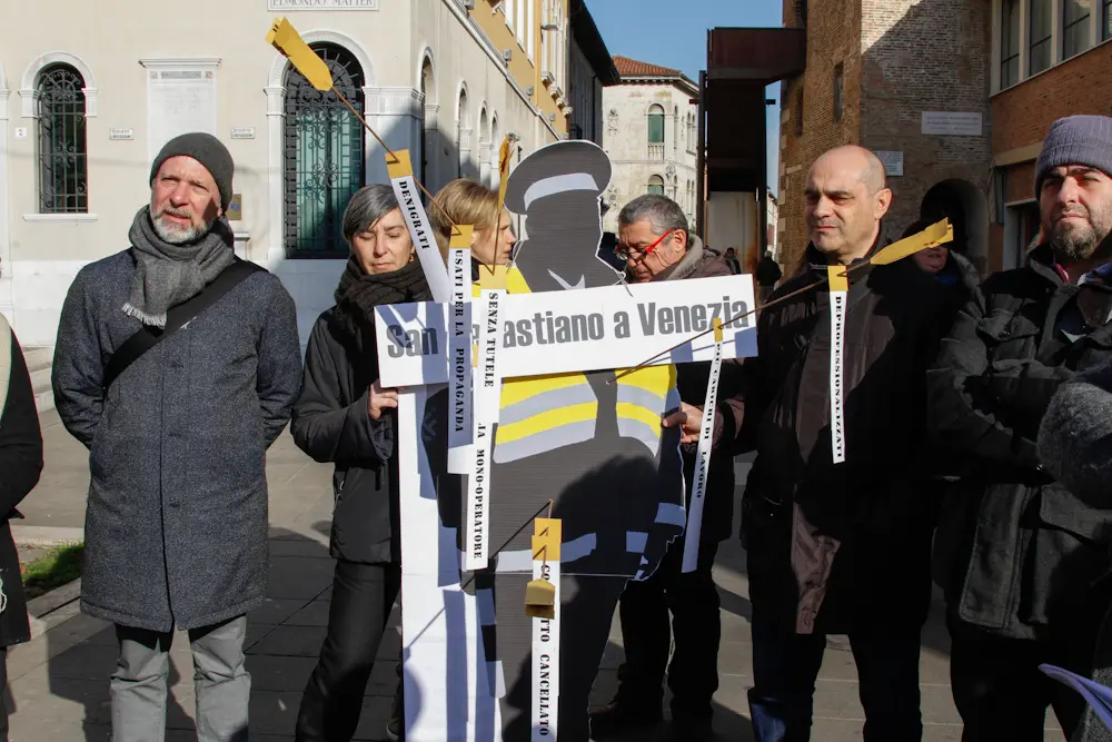 La protesta dei vigili "trafitti" dai problemi come San Sebastiano