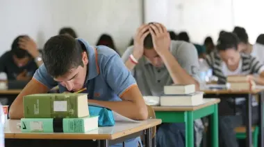 Studenti alla prova scritta dell’esame di maturità, oggi tocca all’italiano