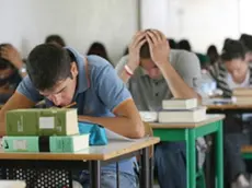 Studenti alla prova scritta dell’esame di maturità, oggi tocca all’italiano