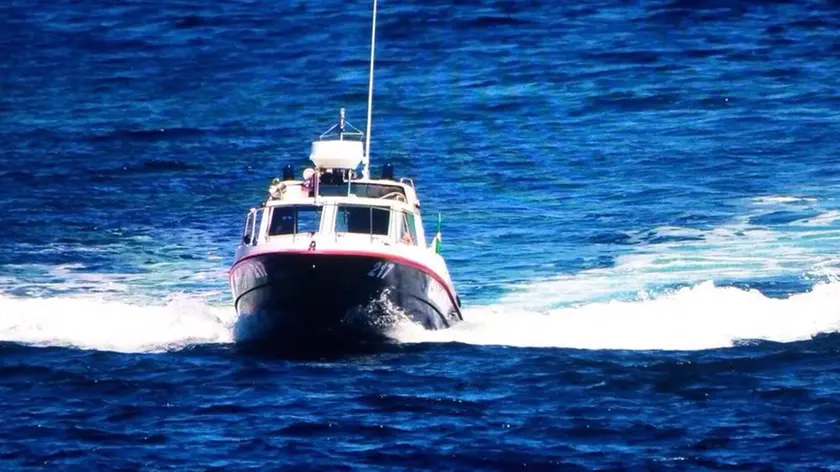Carabinieri durante un controllo lungo il canale delle bocche di porto di Malamocco