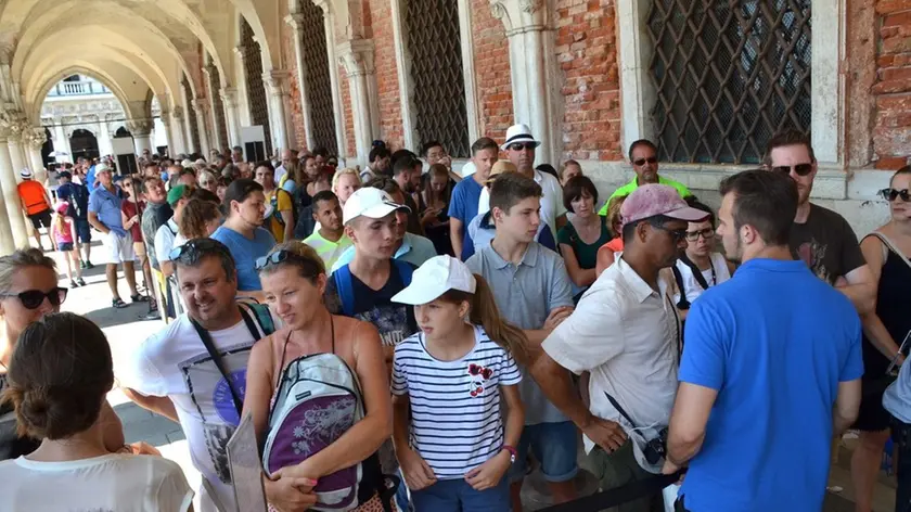 Interpress/Mazzega Venezia, 30.07.2016.- lunghe code per entrare a visitare Palazzo Ducale.- entrano 15 persone alla volta