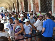 Interpress/Mazzega Venezia, 30.07.2016.- lunghe code per entrare a visitare Palazzo Ducale.- entrano 15 persone alla volta