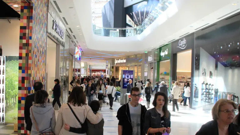 Prima giornata di apertura al pubblico del centro commerciale di Marghera Nave de Vero