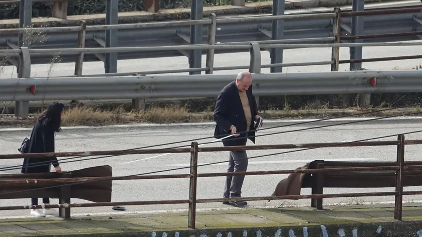 Il perito Migliorino mentre misura il varco aperto nel guardrail del cavalcavia superiore di Mestre
