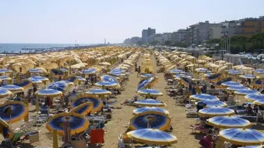 Ombrelloni aperti in spiaggia e Renato Cattai