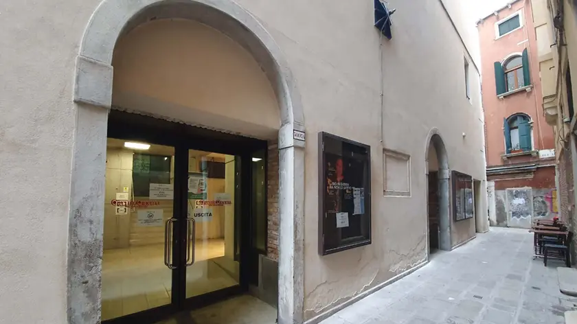L'ingresso del cinema Rossini, accanto a calle de la Mandola