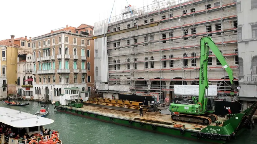 Interpress/Mazzega Vitucci Venezia, 17.03.2015.- Chiatta in Canal Grande per i restauri del Fontego dei Tedeschi