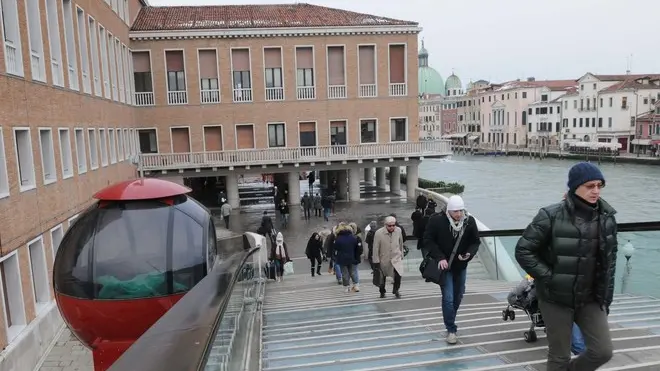 Interpress/Mazzega De Rossi Venezia, 13.02.2013.- Ovovia sul Ponte di Calatrava.-