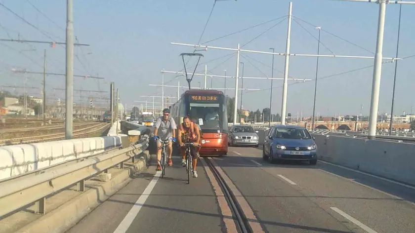 Le bici sul ponte della Libertà