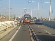 Le bici sul ponte della Libertà