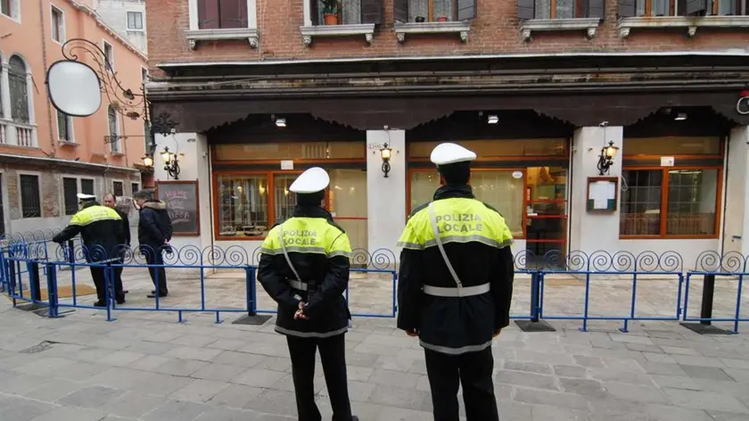 VITUCCI VENEZIA. 22.01.2007.- CONTROLLO DELLA POLIZIA MUNICIPALE PLATEATICO PIZZERIA DA ROBERTO CASTELLO 4707, CAMPO SAN PROVOLO. INTERPRESS - - A destra i vigili urbani davanti al plateatico per un controllo