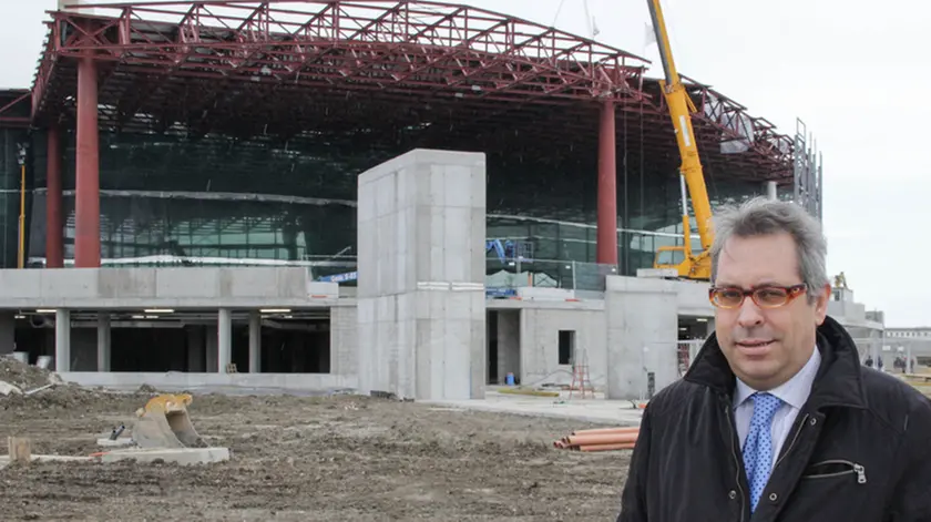 Stato in cui si trova via dell'elettricità a Marghera intorno a dove sorgerà il padiglione dell'Expo - nella foto l'amm. del. Giuseppe Mattiazzo con dietro il cantiere dell'Expo