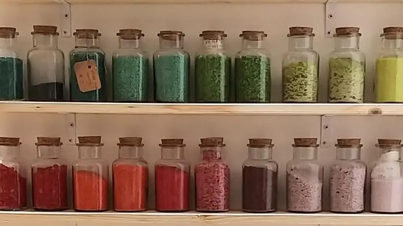Alcuni dei contenitori con le perline colorate che saranno in mostra