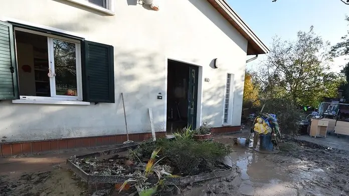 SCATTOLIN - DINO TOMMASELLA - ERACLEA - ALCUNE CASE DI VIA PASCOLI IN LOCALIT' REVEDOLI SGOMBERATE NELLA NOTTE. LAVORI DI PULIZIA IN QUELLE LIBERE DALL'ACQUA. ALTRE ANCORA SOTTO ACQUA