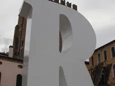 La R di Repubblica delle Idee in piazzetta Pellicani