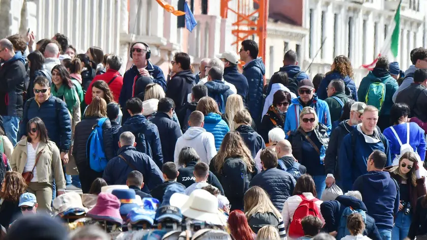 Folla di turisti a Venezia per il ponte della Liberazione, il primo con il ticket d'accesso