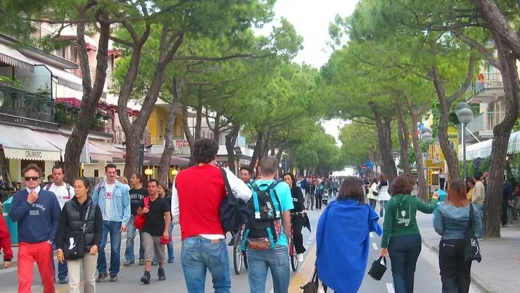 F.GAVAGNIN JESOLO ISOLA PEDONALE PIAZZA MAZZINI DOPO L'ARRIVO DELLA MINACCIA MALTEMPO TUTTI A CAMMINARE