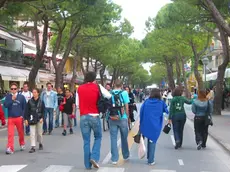 F.GAVAGNIN JESOLO ISOLA PEDONALE PIAZZA MAZZINI DOPO L'ARRIVO DELLA MINACCIA MALTEMPO TUTTI A CAMMINARE