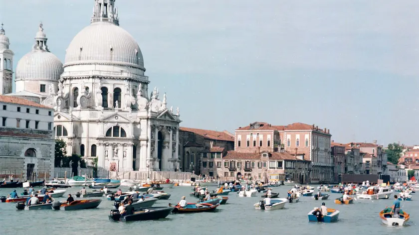 Rinnovo targhe obbligatorio, scatta l'imposta di 20 euro (qui un corteo di protesta, foto d'archivio)