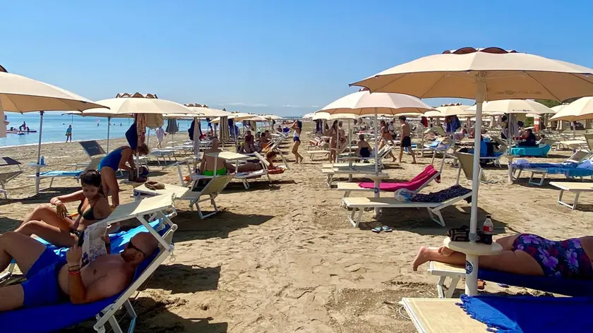 La spiaggia del Lido gremita di turisti e bagnanti: da tempo non si vedeva una stagione così