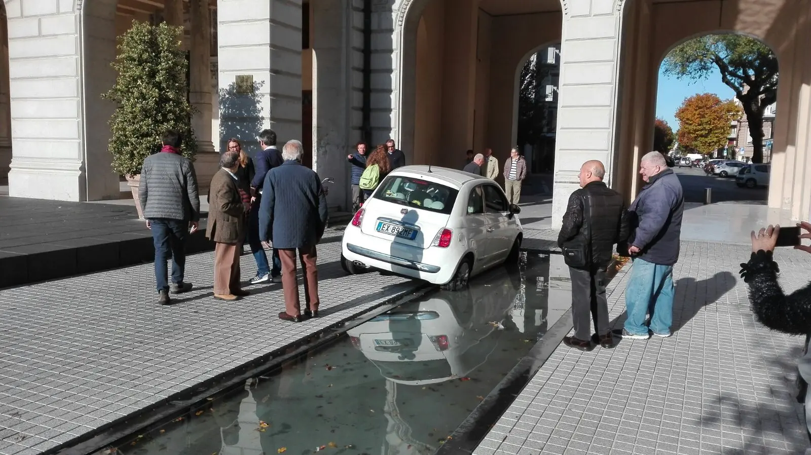 L'auto finita nella fontana di Sam Donà (foto Dino Tommasella)