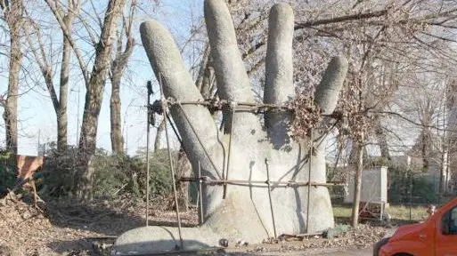 La scultura di Mario Irarrázabal, che rappresenta una mano, è posta davanti al Vega