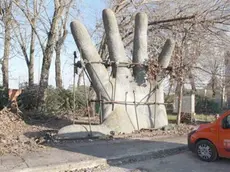 La scultura di Mario Irarrázabal, che rappresenta una mano, è posta davanti al Vega