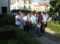 Il giocatore del Venezia Calcio D'Appolonia Davide pronto per la prova di italiano degli esami di maturità all'istituto Parini di Mestre - nella foto Davide con alcuni suoi compagni di classe