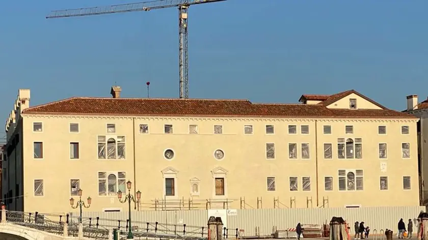 Interpress/Matteo Tagliapietra. 101.21.- Tolta l'impalcaturadalla facciata di Cà di Dio.