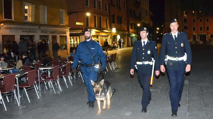 Interpress/Mazzega Venezia, 20.04.2016.- Polizia Locale, Controlli in Campo Santa Margherita