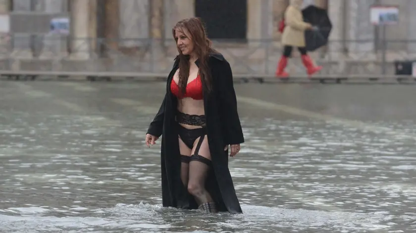 Interpress/M.Tagliapietra Venezia 19.11.2013.- Acqua alta in piazza San Marco.