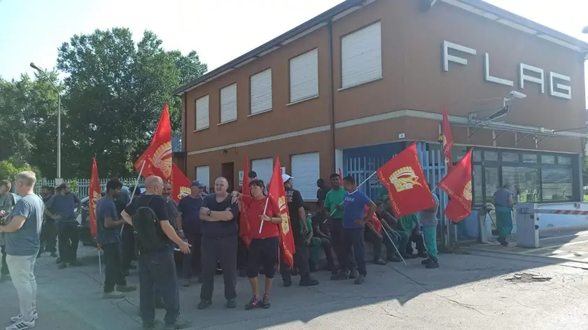 Il presidio davanti ai cancelli della Flag di Marcon
