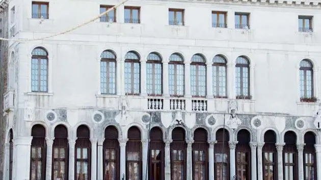 TESTATINA CA' FARSETTI..LA BANDIERA DELLA PACE ESPOSTA A CA' FARSETTI