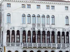 TESTATINA CA' FARSETTI..LA BANDIERA DELLA PACE ESPOSTA A CA' FARSETTI