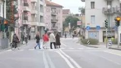 Domenica ecologica duemilanove - blocco traffico in foto PERSONE A PIEDI IN VIA CIRCONVALLAZIONE